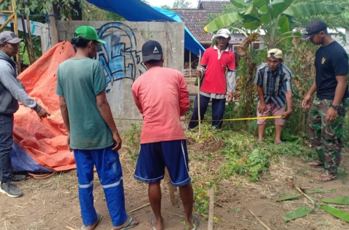 Anggota Satgas TMMD Ke-120 dan Masyarakat Dusun Poley Ukur Lokasi Pembangunan Rumah Panel Listrik