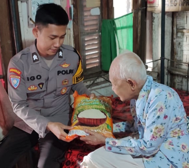 Bhabinkamtibmas Polres Situbondo Sambang dan Bantu Manula
