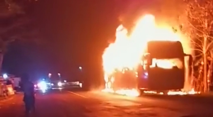 Bis Antar Propinsi Terbakar di Kecamatan Mlandingan Situbondo