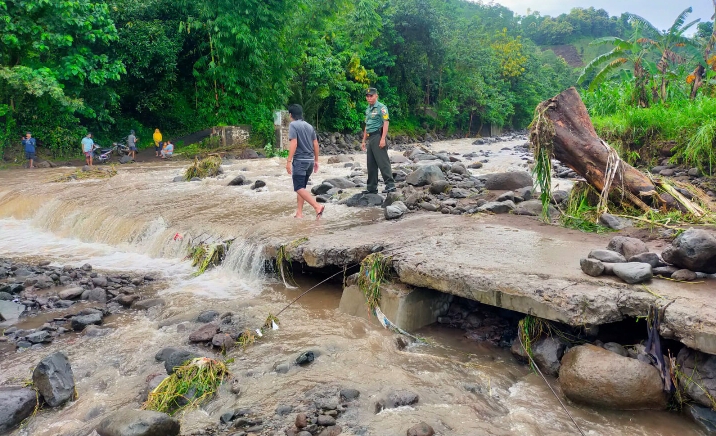 Dihantam Hujan Deras dan Angin Kencang, Bronjong Sungai di Kecamatan Jatibamteng Situbondo Longsor