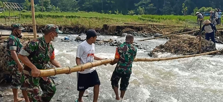 Buat Bronjong Demi Membangun Jembatan di Dusun Takir, Desa Gunung Malang, Kecamatan Suboh