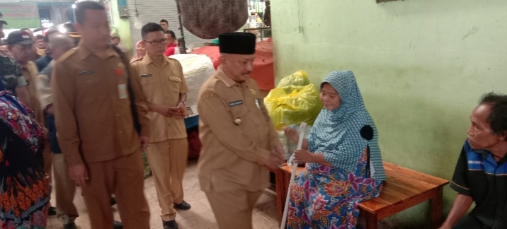 Bupati Situbondo Bagi-bagi Duit Kepada Para Pedagang Kecil