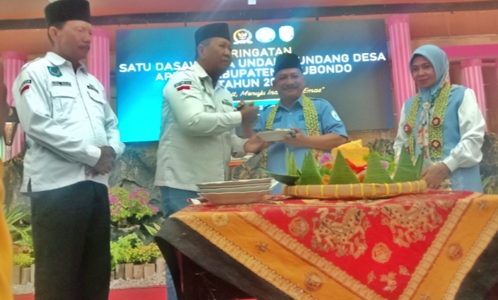 Bupati Situbondo Hadiri Peringatan 1 Dasa Warsa Undang - undang Desa