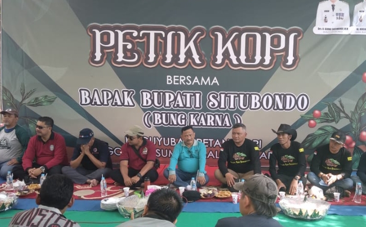 Bupati Situbondo Lakukan Petik Kopi di 