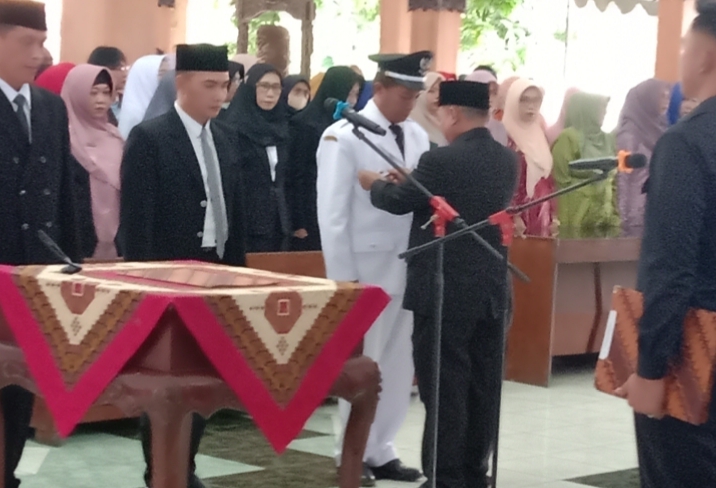 Bupati Situbondo Melantik dan Mengambil Sumpah Bagi 74 Pejabat