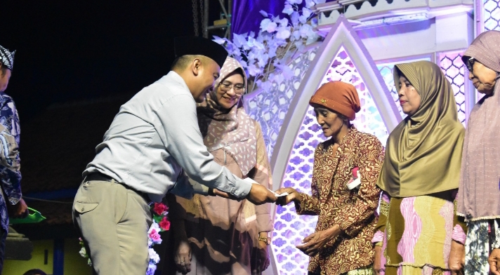 Camat Puja Hadiri Pentas Seni Dan Santuni 207 Janda Lansia Serta Anak Yatim di Desa Asembagus
