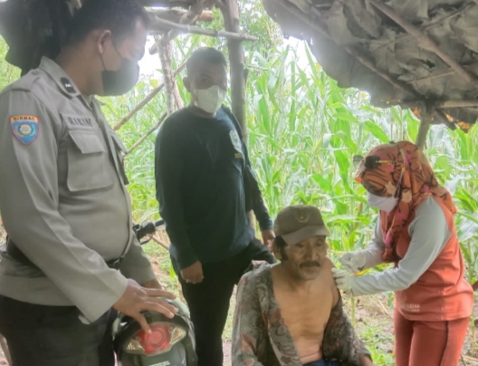 Capaian Vaksinasi Belum 70 Persen, Petugas Desa Pasir Putih Lakukan Vaksinasi Hingga Tengah Ladang