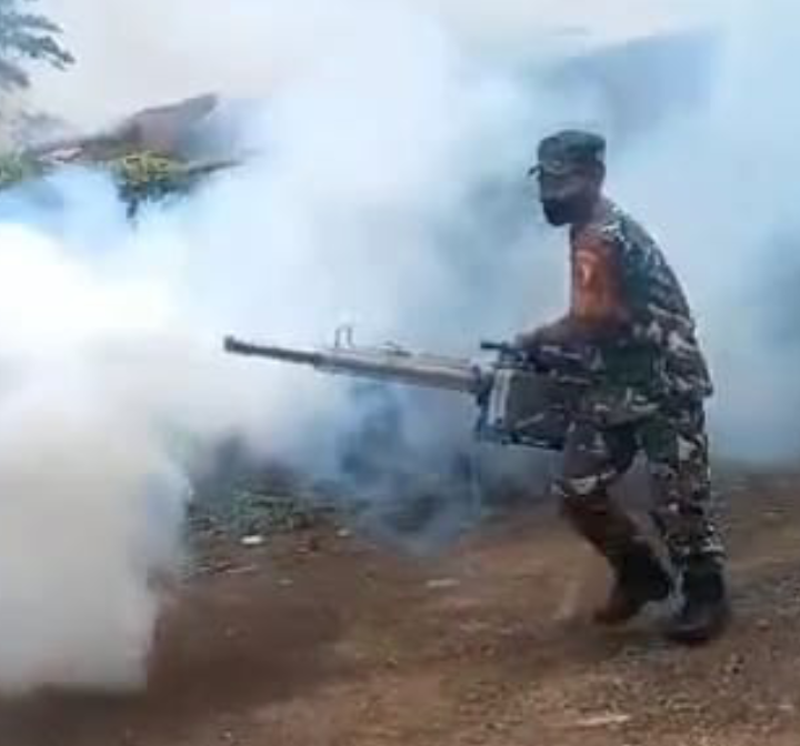 Cegah DBD, Babinsa Koramil 0823/14 Jatibanteng Dampingi Nakes Lakukan Fogging di Dusun Krajan