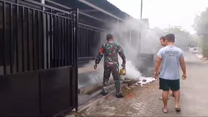 Cegah Demam Berdarah, Babinsa Koramil 0823/03 Kapongan Gencarkan Fogging di Dusun Krajan