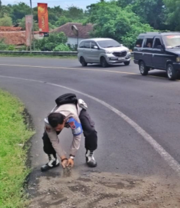 Cegah Laka Lantas, Polisi Gercep Tutup Tumpahan Solar di Jalan Raya Baluran Situbondo