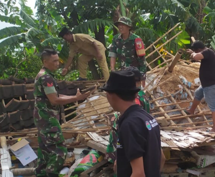 Cekatan, Babinsa Koramil 02 Panji Bantu Bersihkan Puing Puing Gudang Yang Roboh