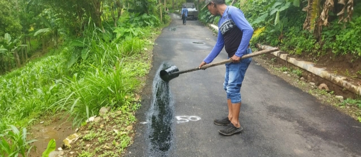 Jalan Aspal di Desa Campoan Diterjang Longsor, CV 