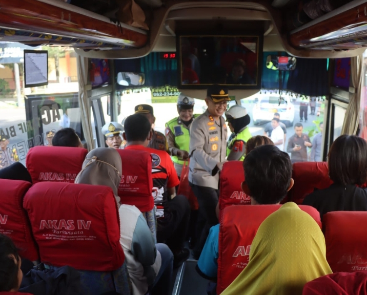Kapolres Bondowoso Berangkatkan 5 Unit Bis Dalam Giat Arus Balik Lebaran 1 Syawal 1444 H/2023 M