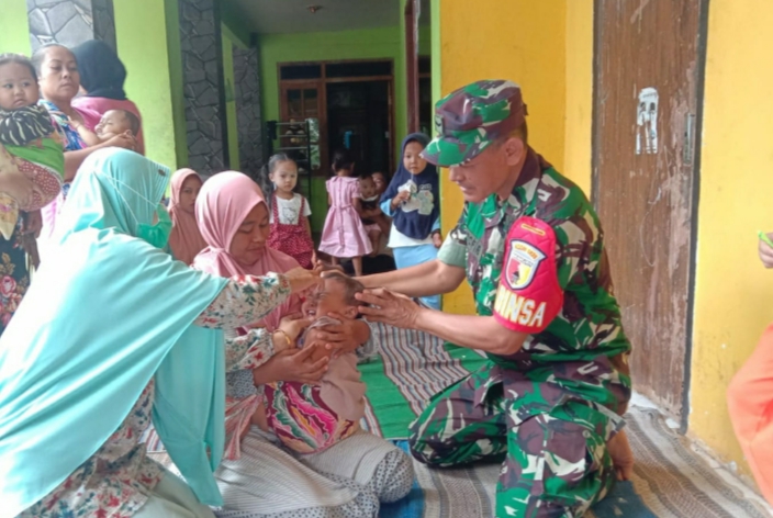 Babinsa Koramil 14 Jatibanteng Dampingi Kegiatan Posyandu Balita