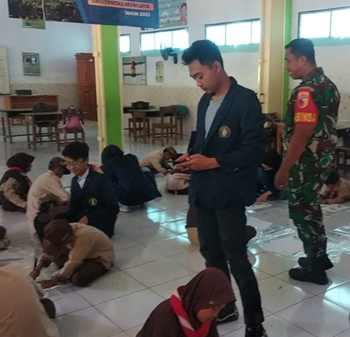 Babinsa Koramil 0823/14 Jatibanteng Dampingi Mahasiswa Bangun Desa