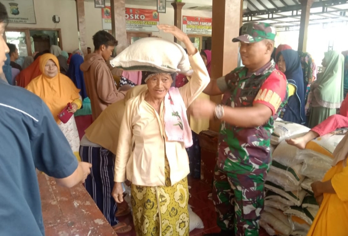 9 Babinsa Koramil Sumber Malang Dampingi Pendistribusian Bantuan Pangan Cadangan Beras Pemerintah