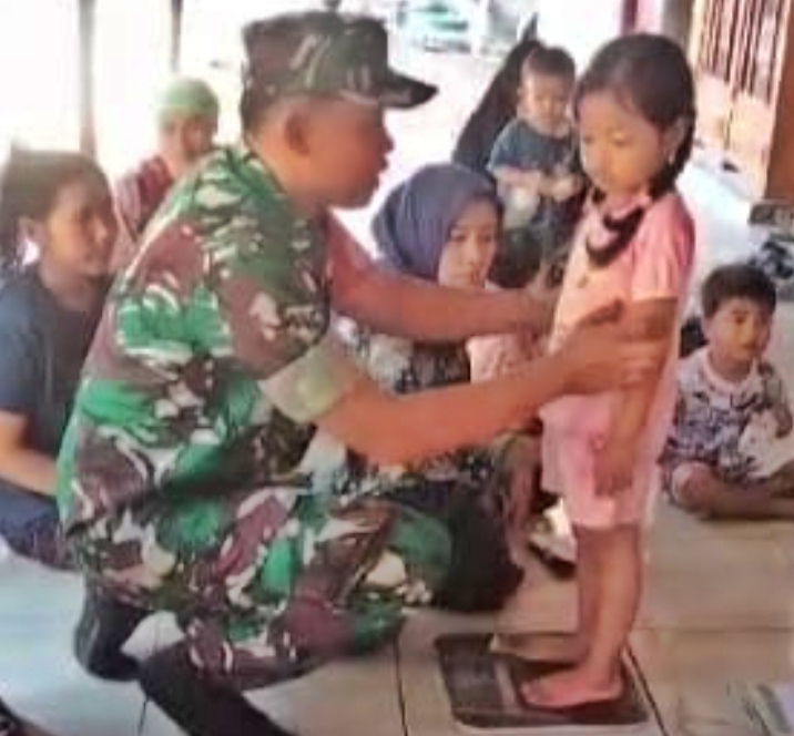 Dampingi Posyandu, Bukti Nyata Babinsa Koramil 0823/07 Asembagus Peduli Kesehatan Warganya