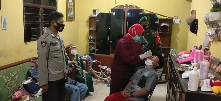 Koramil Jangkar Bersama Polsek Dampingi Tim Tenaga Kesehatan Saat Tracing