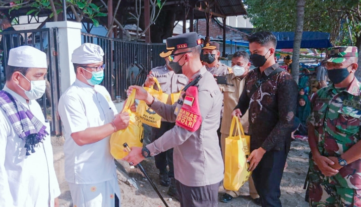 Kapolres Situbondo Gelar Bakti Sosial , Ajak Masyarakat Nelayan Agar Menjaga Kelestarian Ekosistem