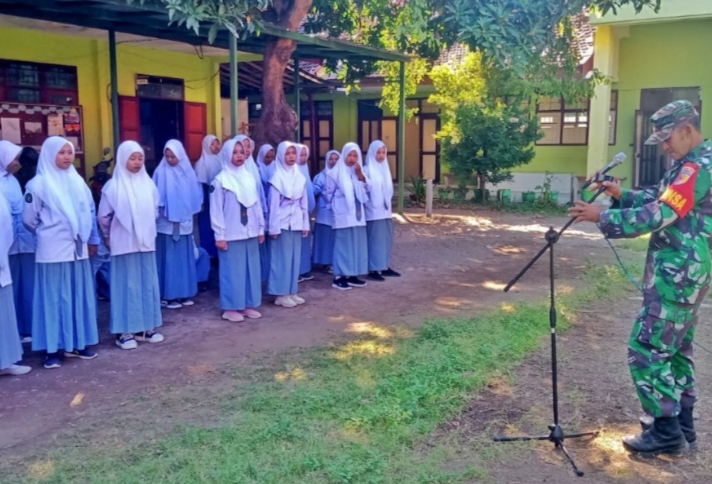 Danramil 0823/17 Banyuglugur bersama Babinsa Bangkitkan Semangat Kebangsaan dan Anti-Bullying