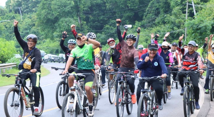 Forkopimda dan AKBP Andi Sinjaya Gowes Bareng, Berikan Bantuan ke Pelaku Usaha di Pasir Putih