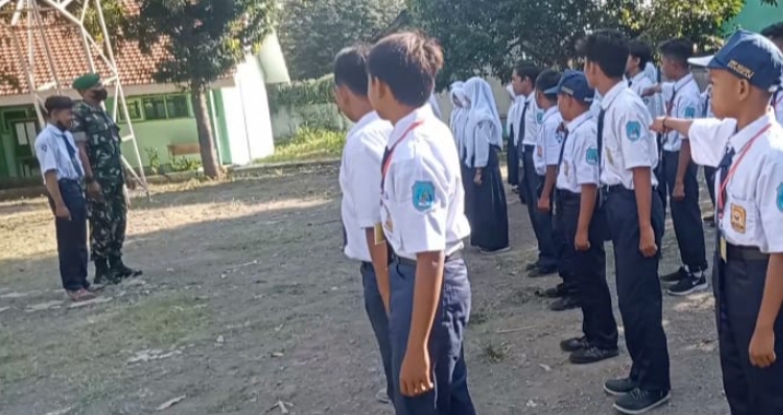 Babinsa Jangkar Latih Baris - Berbaris dan Beri Wawasan Kebangsaan Kepada Murid SMPN 2