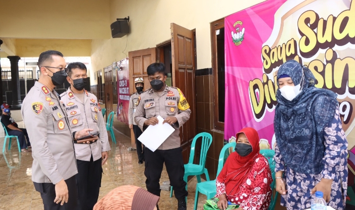 Kapolres Situbondo Percepat Vaksinasi Lansia , Saksikan Petugas Door to Door ke Rumah Warga