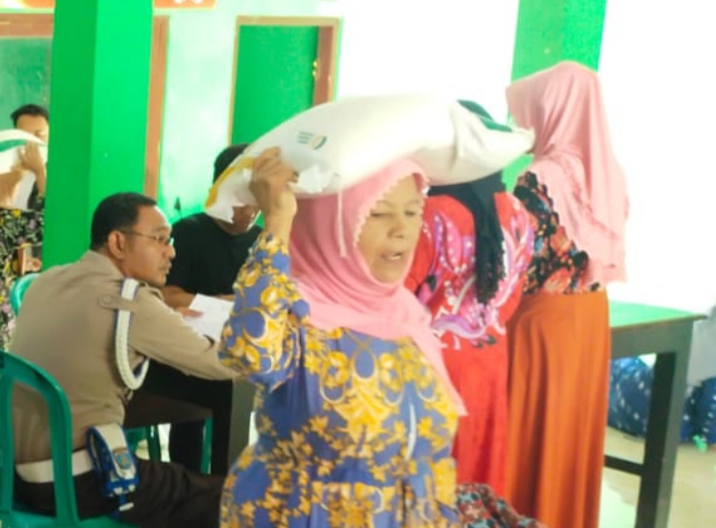 Babinsa Koramil 0823/06 Kendit Beri Pendampingan dan Penyaluran Bantuan Pangan CBP