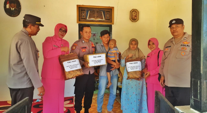Polisi Peduli Beri Bantuan Sembako dan Tali Asih Untuk Bocah Penderitaan Kanker Ginjal