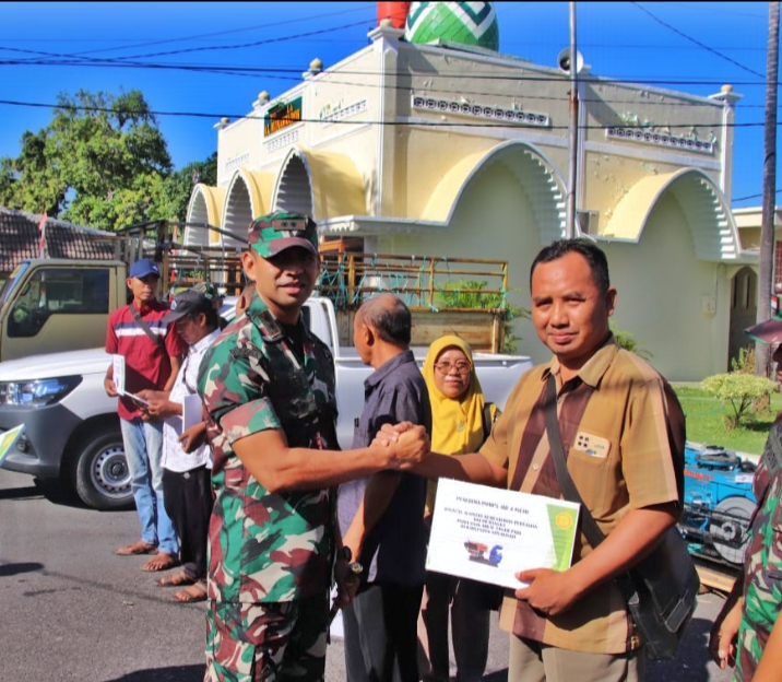 Dandim 0823 Bersama Bupati Serahkan Bantuan Alsintan Pompa Air untuk Tingkatkan Ketahananan Pangan