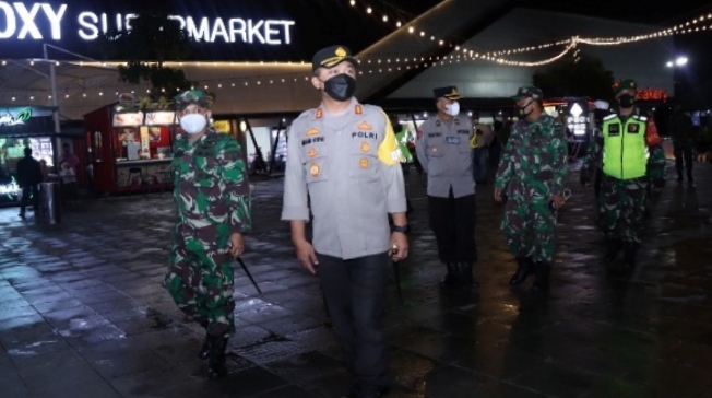 Dandim 0823 Bersama Kapolres Situbondo Pantau Pengamanan Malam Tahun Baru 2022