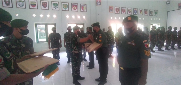 Dandim 0823 Gelar Tradisi Pelepasan Personil Kodim yang Sudah MPP