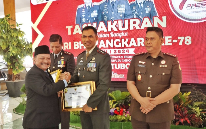 Dandim 0823 Situbondo Raih Tiga Penghargaan dari Bupati 
