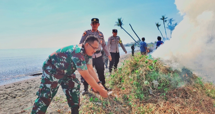 Danramil 03/Kapongan Kapten Inf Farid Afifi Bersana Kapolsek Pimpin Kerja Bakti