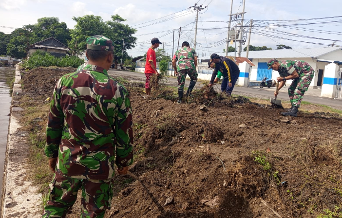 Danramil 0823-04/Mangaran Bersama Anggota Gelar Kerja Bakti Antisipasi Banjir