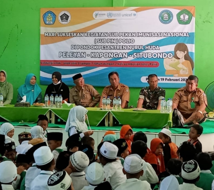 Danramil 0823/03 Kapongan Dampingi Pemberian PIN Imunisasi Polio