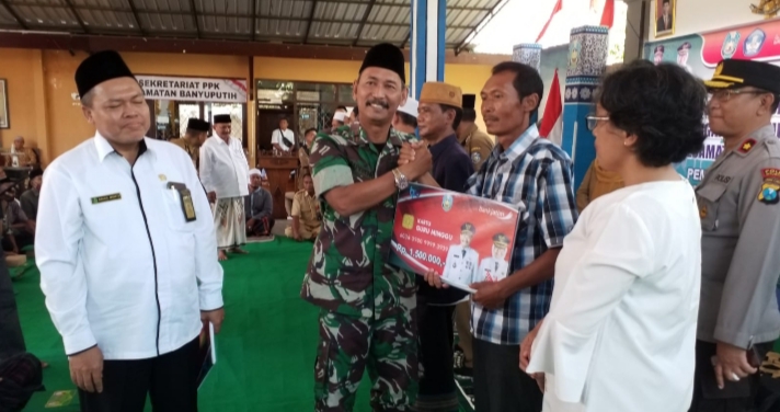 Danramil 0823/08 Banyuputih Hadiri Pembagian Insentif bagi Guru Ngaji oleh Pemkab Situbondo