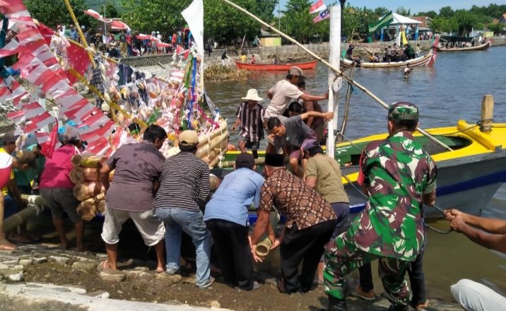 Danramil 0823/17 Banyuglugur Hadiri Acara Tradisi Petik Laut dan Pelarungan Gitek