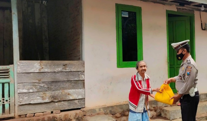 Warga Tidak Mampu di Besuki Dapat Bantuan dari Polantas Bina Desa