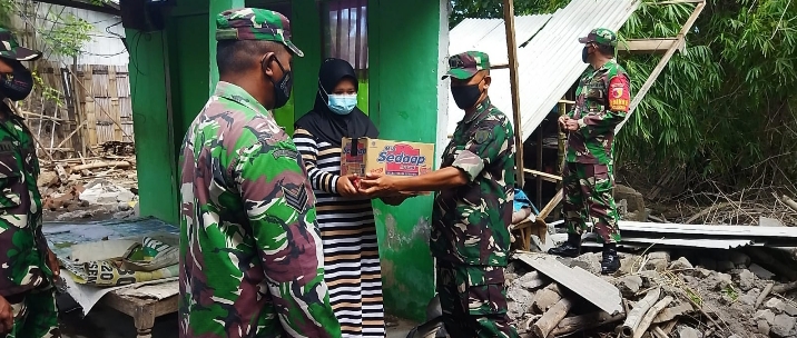 Penghuni Rumah yang Ambruk di Semiring Dapat Bantuan Paket Sembako dari Koramil Mangaran