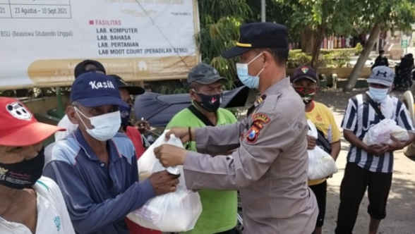 Juru Parkir dan Abang  Becak Senang Dapat Bantuan Sembako dari Polsek Asembagus