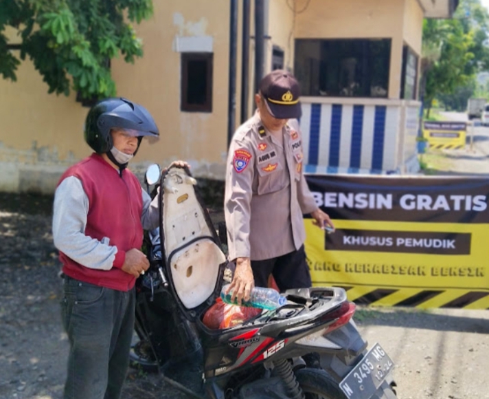 Para Pemudik yang Kehabisan Bensin Dapat BBM Gratis dan Layanan Tambal Ban dari Polres Situbondo