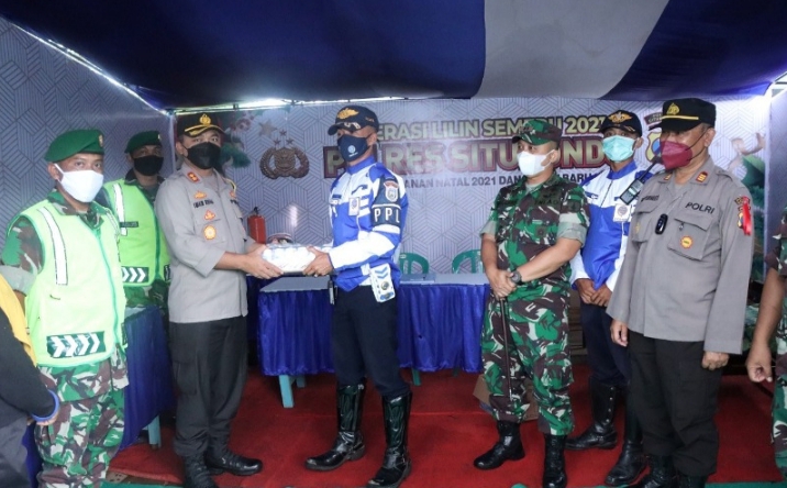Petugas Pos-Pam Nataru di Situbondo Dapat Bingkisan dari Dandim 0823 dan Kapolres