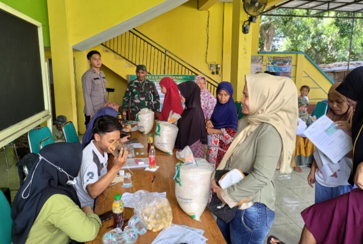 Demi Kelancaran, Babinsa Koramil 0823/11 Besuki Bersama Polsek Besuki Amankan Penyaluran