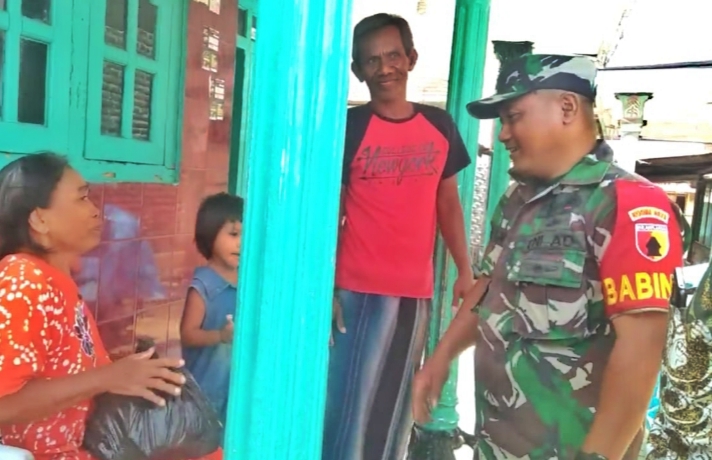 Babinsa Koramil 0823/11 Besuki Lakukan Kegiatan Amal Dengan Berbagi Sembako kepada Masyarakat