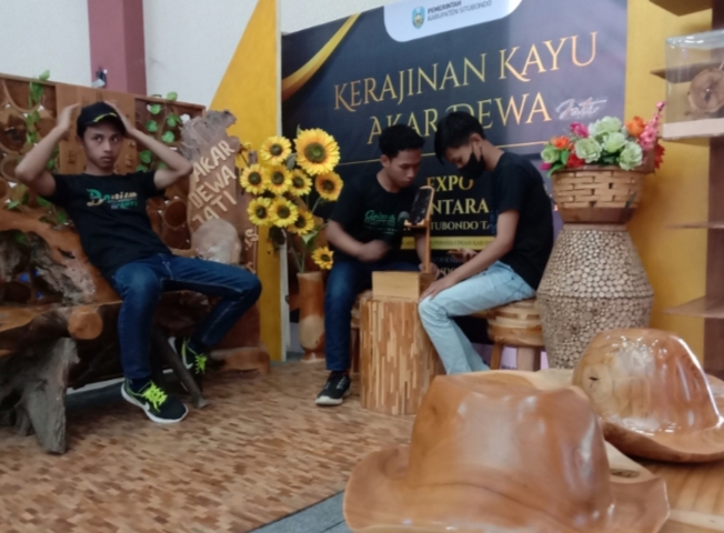 Di Antara Puluhan Kios Batik, Hanya 1 Kios Kerajinan Kayu Akar Dewa Jati