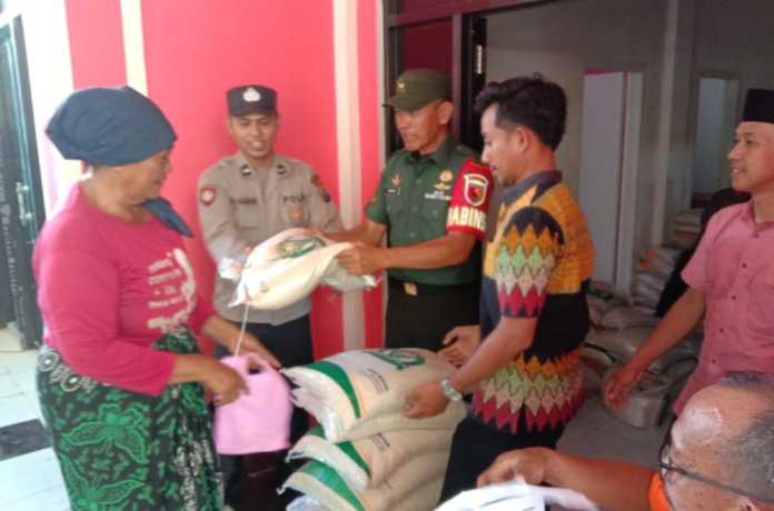 Ribuan Warga dari Delapan Desa di Kecamatan Jatibanteng Terima Bantuan Cadangan Beras Bulog