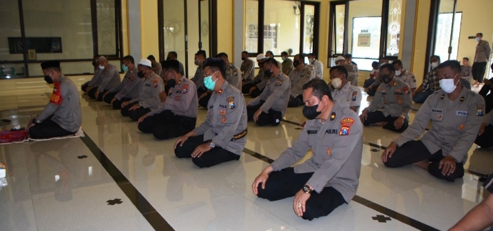 AKBP Andi Sinjaya  di Mesjid Mapolres Situbondo Ketuk Hati Para Anggota