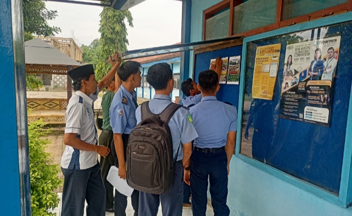 Di SMKN 1 Suboh, Babinsa Gelar Kampanye Kreatif Penerimaan Calon Prajurit TNI AD