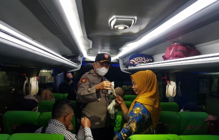 Di Terminal dan Alun-alun Situbondo, Tim 